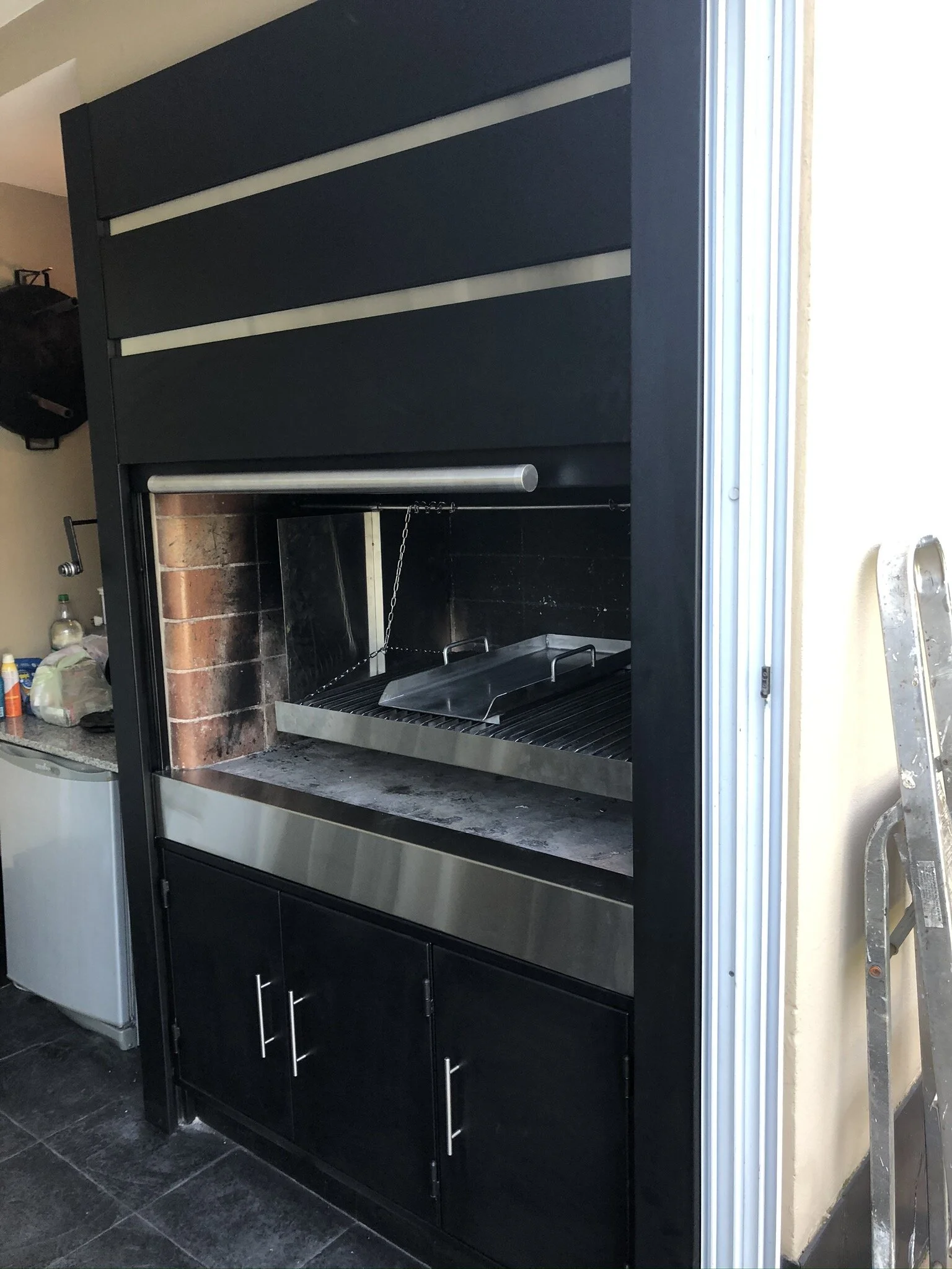 Frente de parrilla en hierro negro con visor