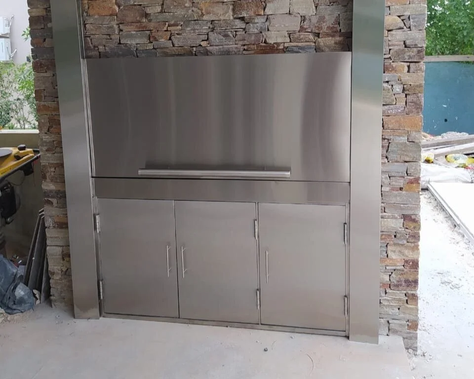 Frente de parrilla en acero inoxidable pulido con manijas