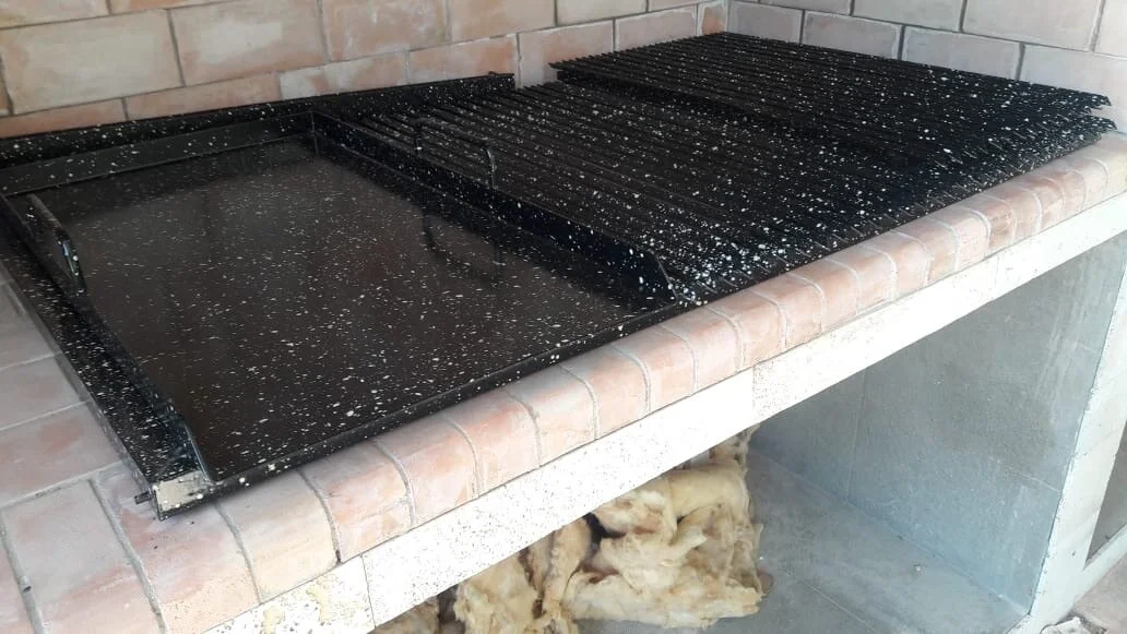 Herrajes y accesorios de hierro para parrilla con terminación negra