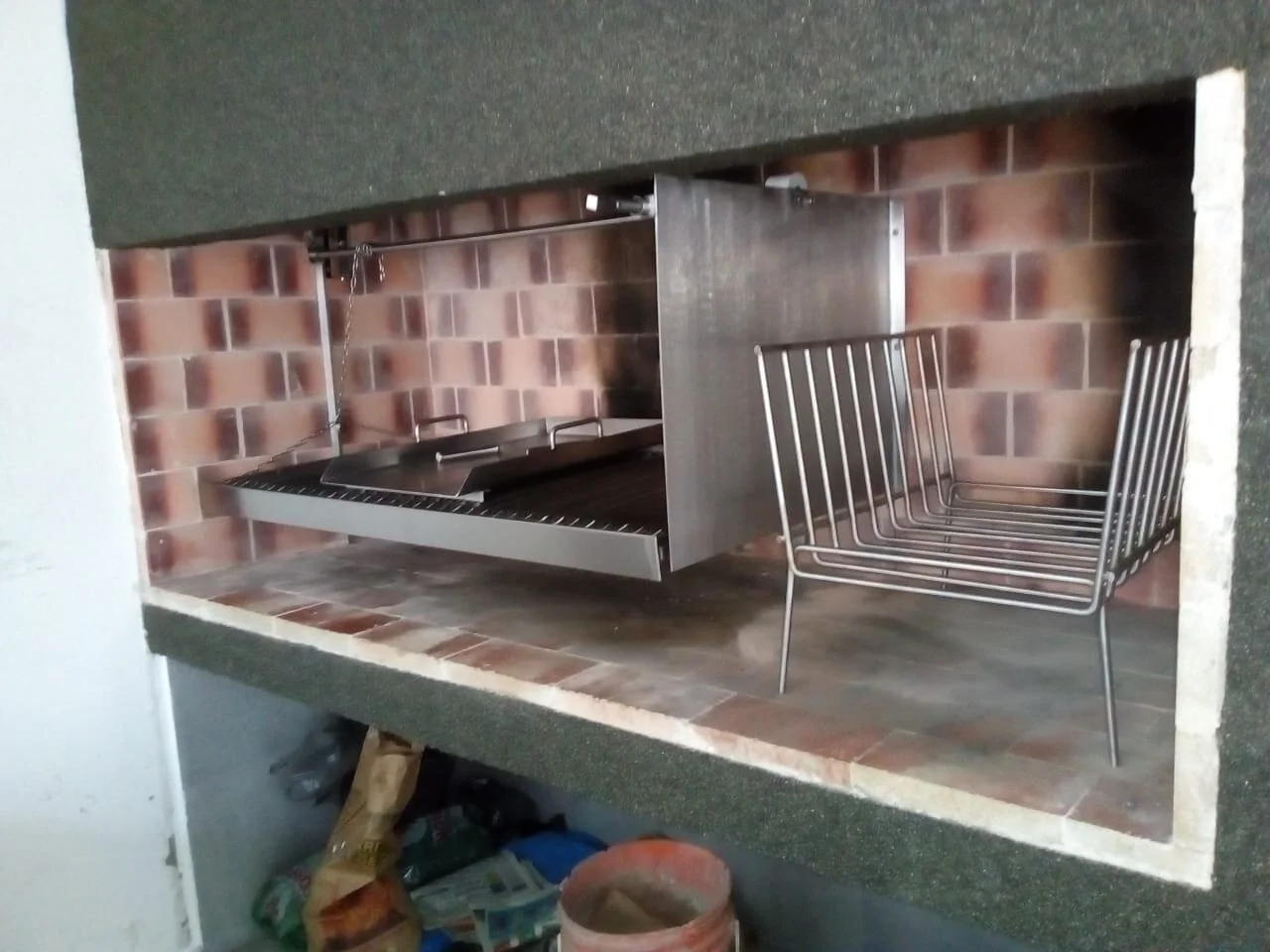 Herrajes de parrilla en acero inoxidable brillante